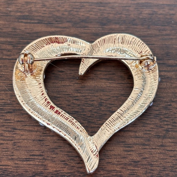 Elegant Heart-Shaped Pearl Brooch - Picture 2 of 4